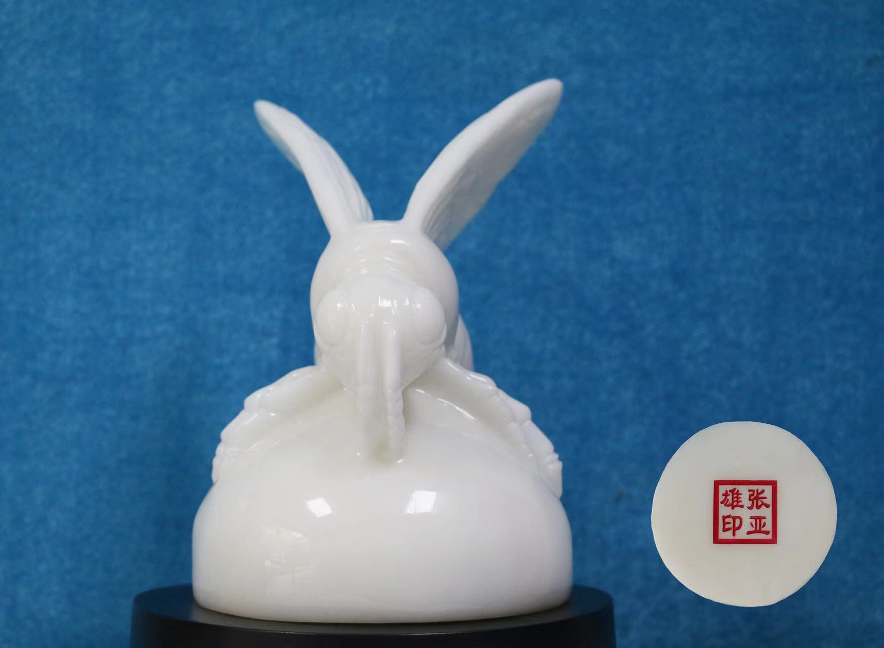 张亚雄雕刻汉白玉健康守护神蜂王的创作理念