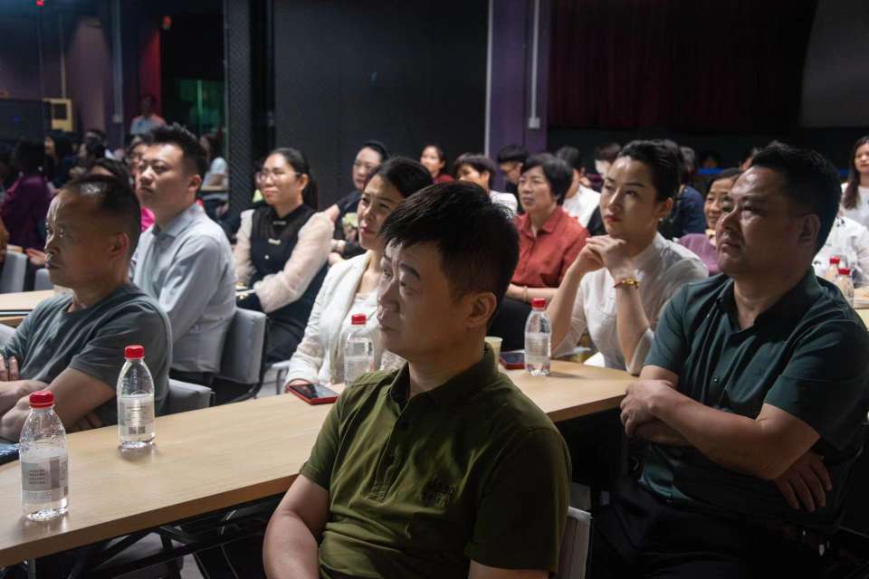 参加艺术活动