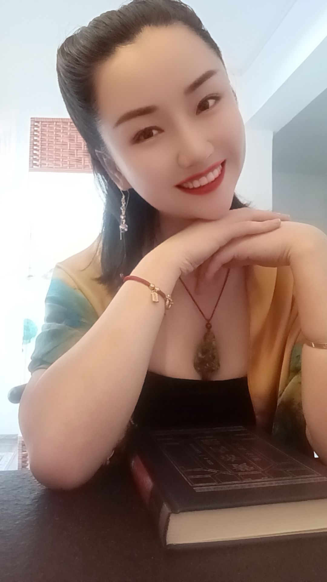 人生就是一场修行，每个人都渡自己的劫，悲喜自渡，他人难悟。人生在世，从来不是为了指点谁，而是要走好自