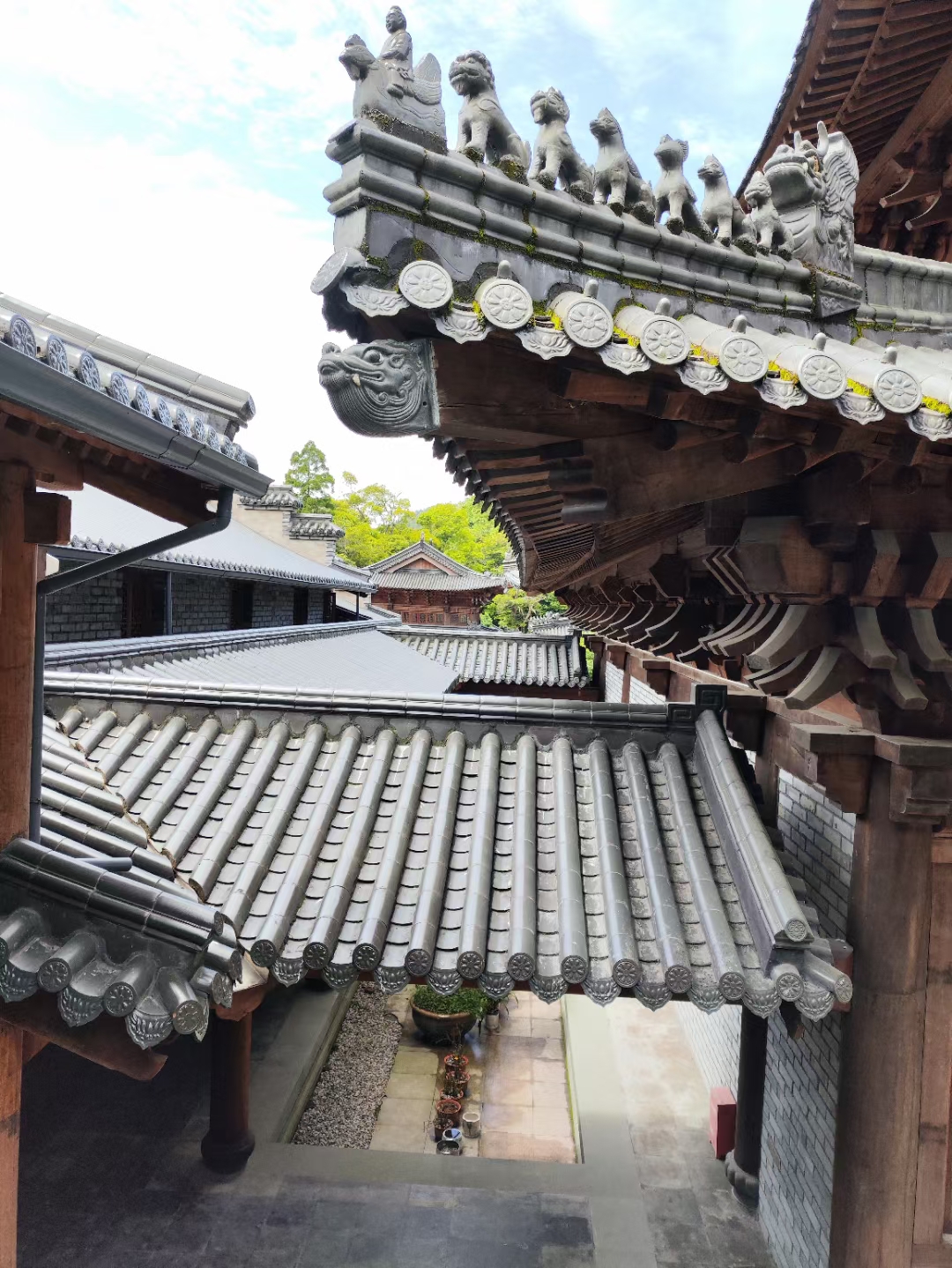 福建宁德支提山华严寺:
创建于宋开宝四年(971年)内藏有镇寺之宝《永乐北藏》而闻名
​