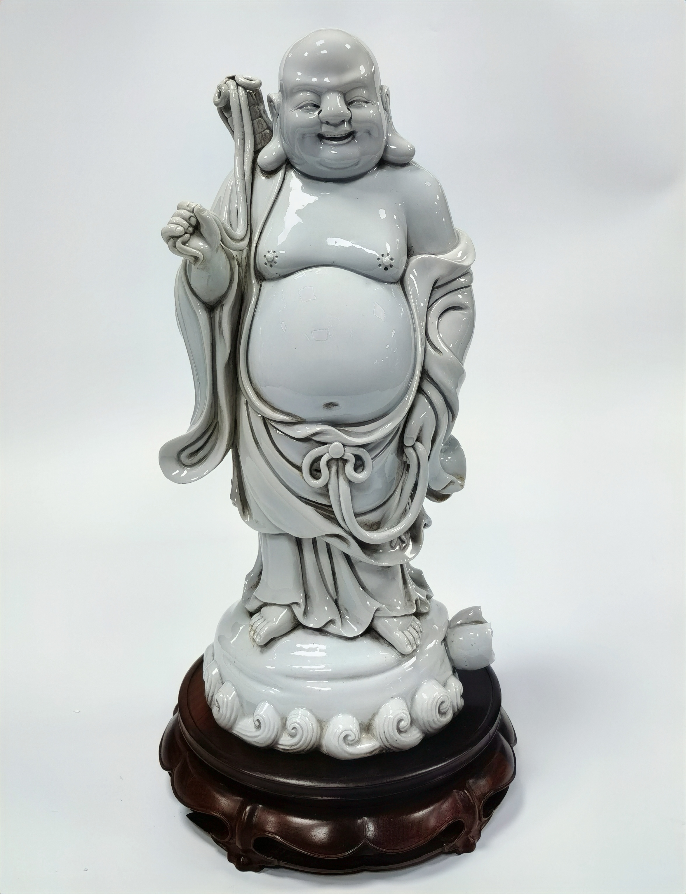 荣一阁馆藏每日一瓷 :  德化白瓷海水布袋座笑脸大肚弥勒佛（曾供奉于泰祠府）。与您分享！