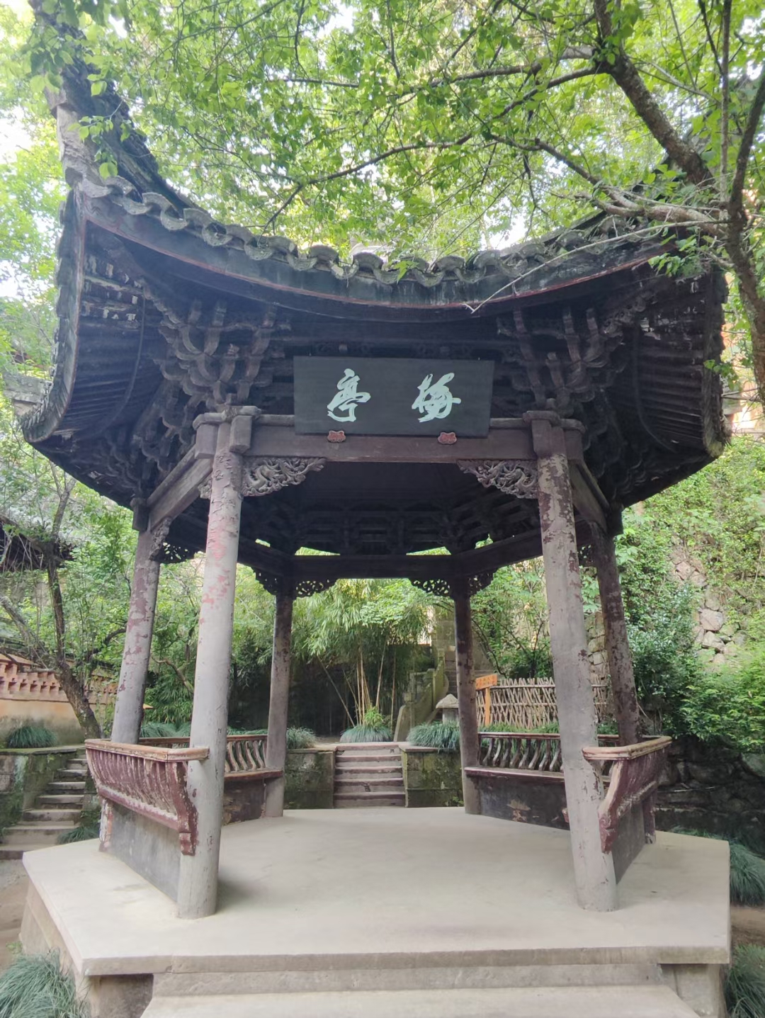 国清寺，位于台州市天台县天台山，是佛教天台宗的发源地，始建于隋朝开皇十八年，这里有隋朝至今的古梅树，