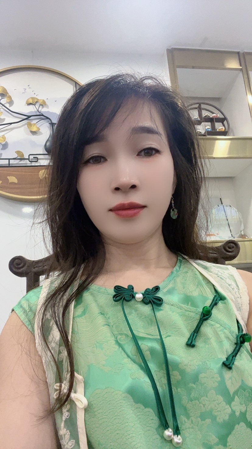 若将岁月开成花，
人生何处不芳华。[愉快]
