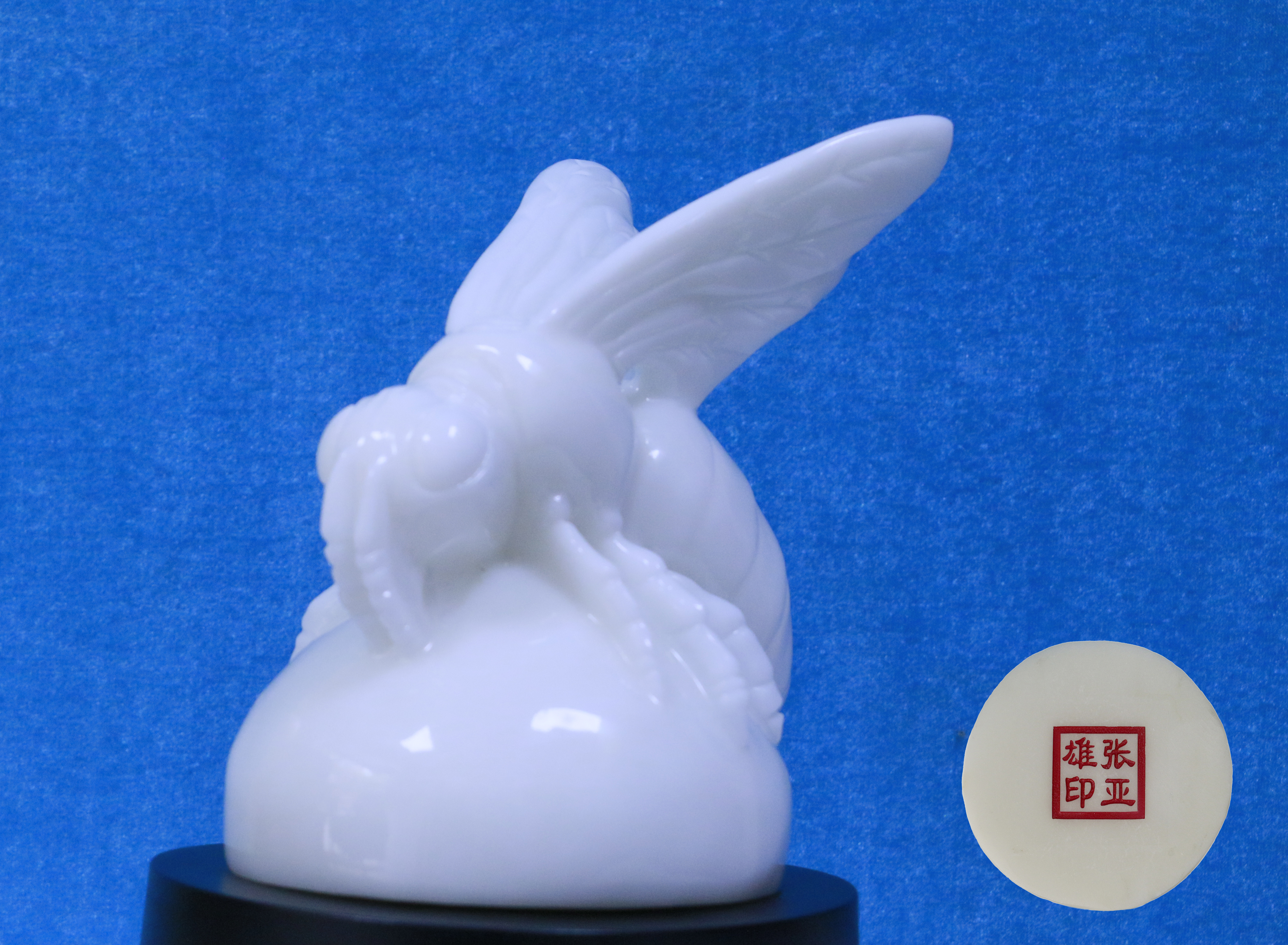 张亚雄雕刻汉白玉健康守护神蜂王的创作理念