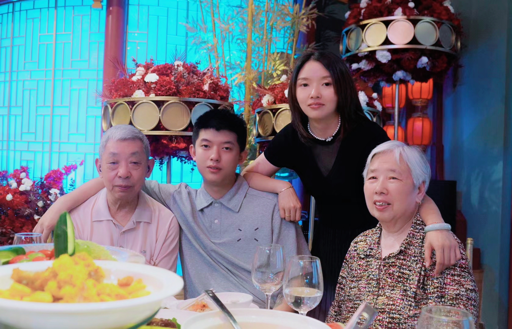 人生最幸福的就是上有老痛下有小孝！