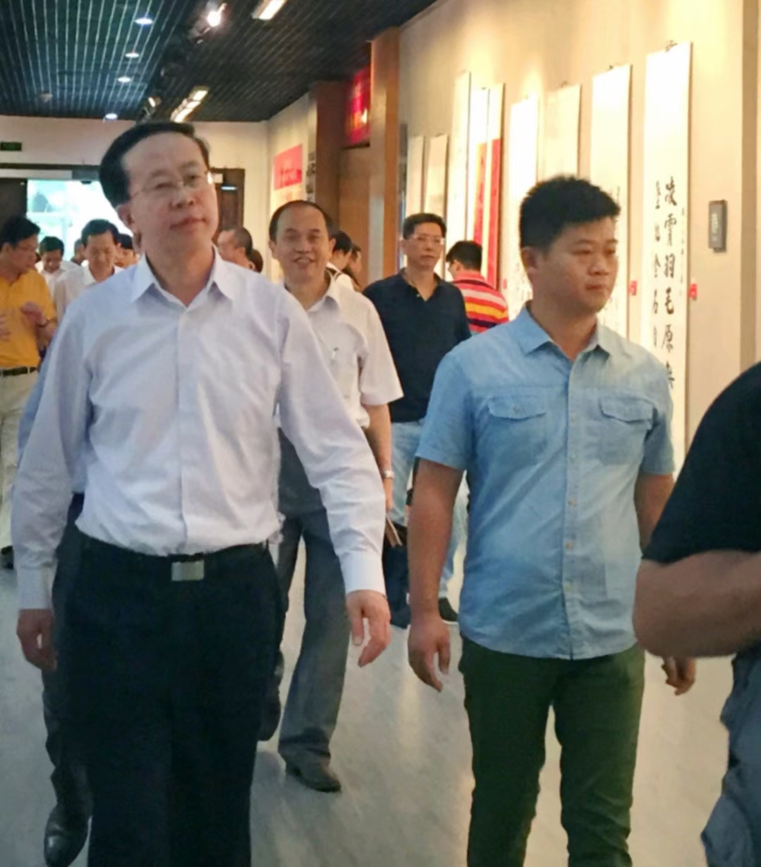 与中国文联副主席，书记处书记左中一先生