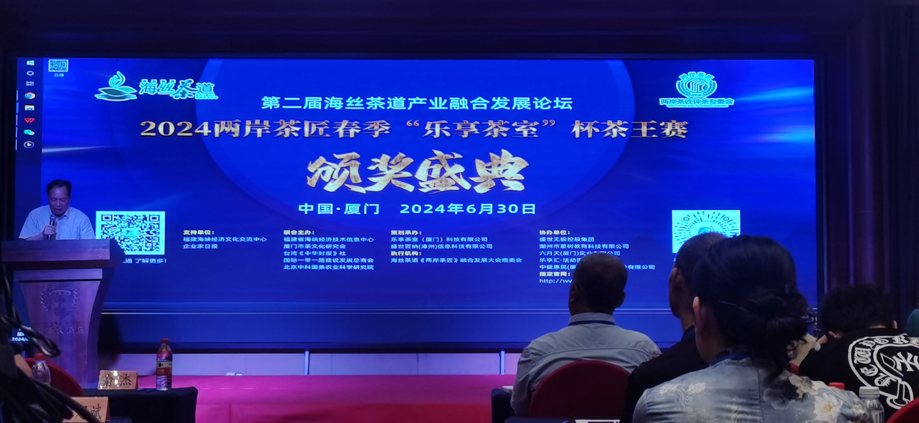七一红旗鲜艳，镰刀斧头灿灿；胜利来之不易，珍惜美好今天。勇于开拓进取，再接再厉更上一层楼！