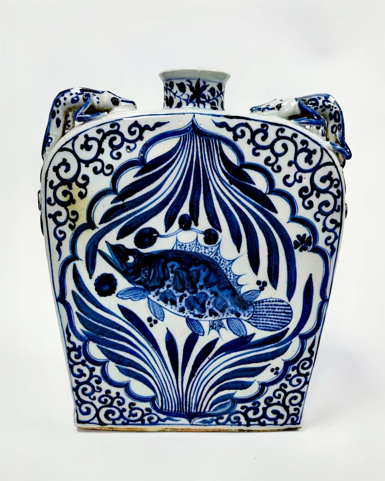 明宣德青花鱼藻纹4螭龙盘口（其中一条螭龙“胎里带”缺一条右后腿成为孤品）扁瓶。与您分享！