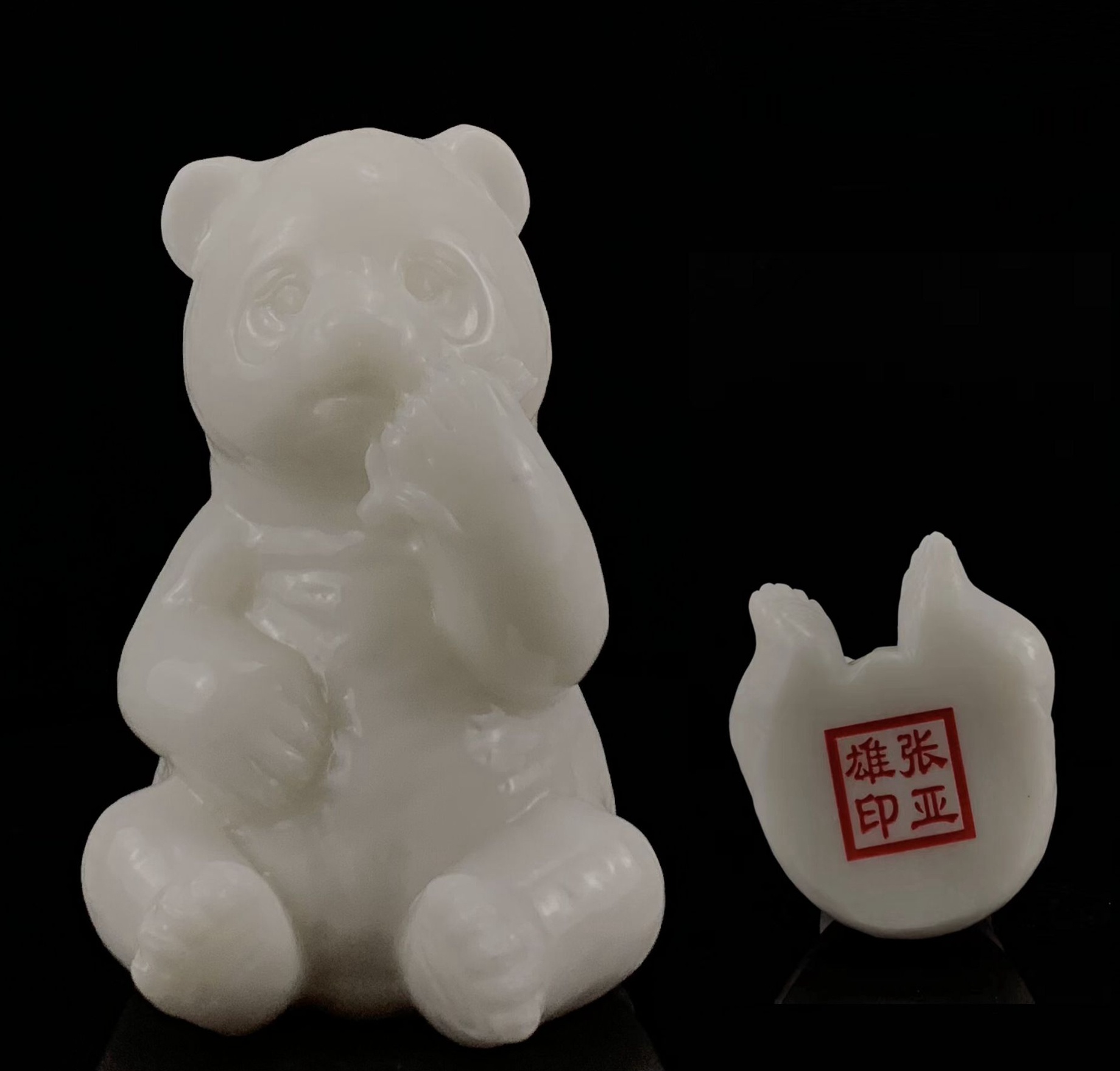 《吉祥—大熊猫》为艺术家张亚雄教授作品