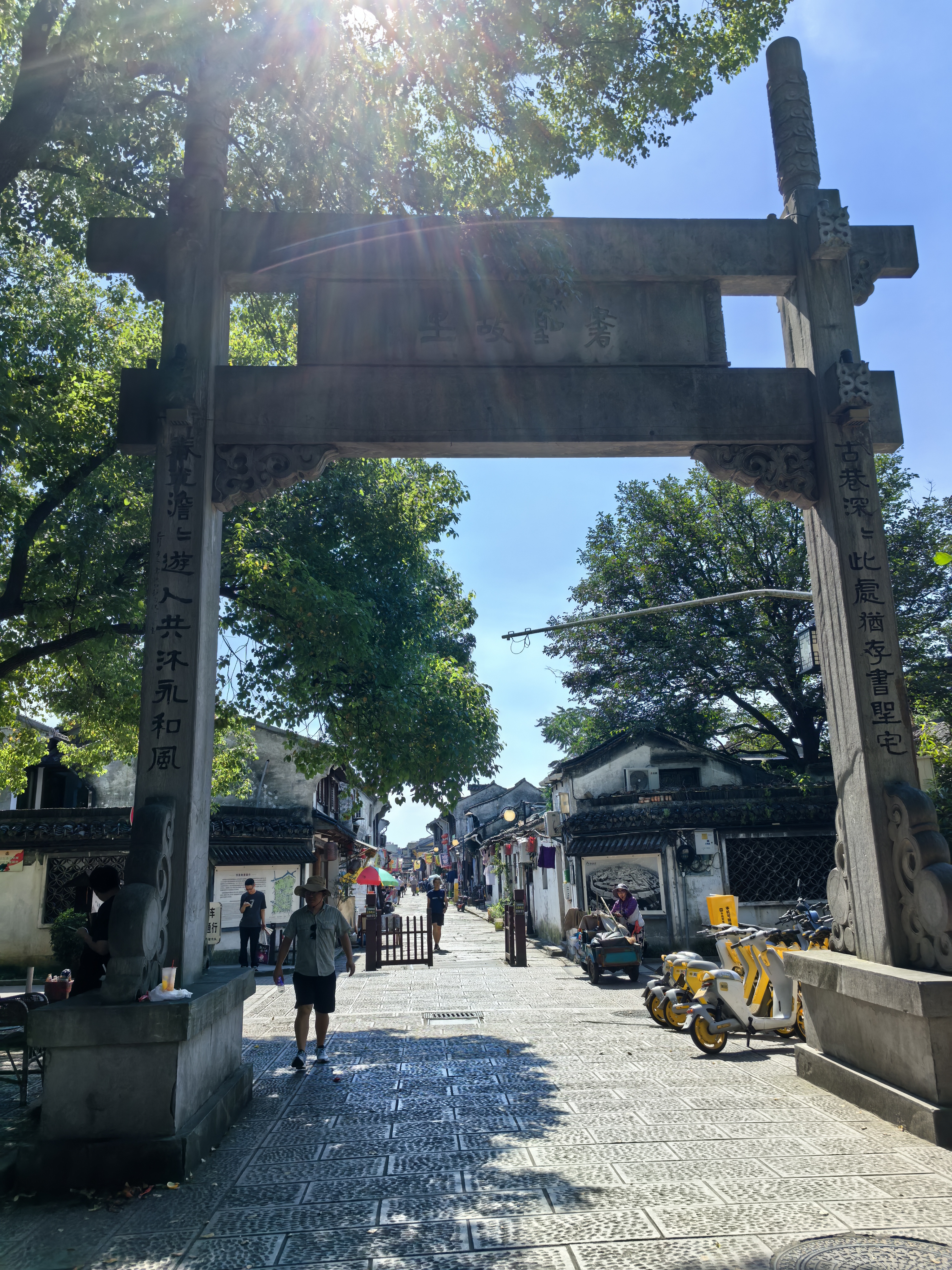 烟雨江南最绍兴，可惜今天艳阳高照，热得很（室外41度）！但风景依旧美丽！美食依旧诱人！