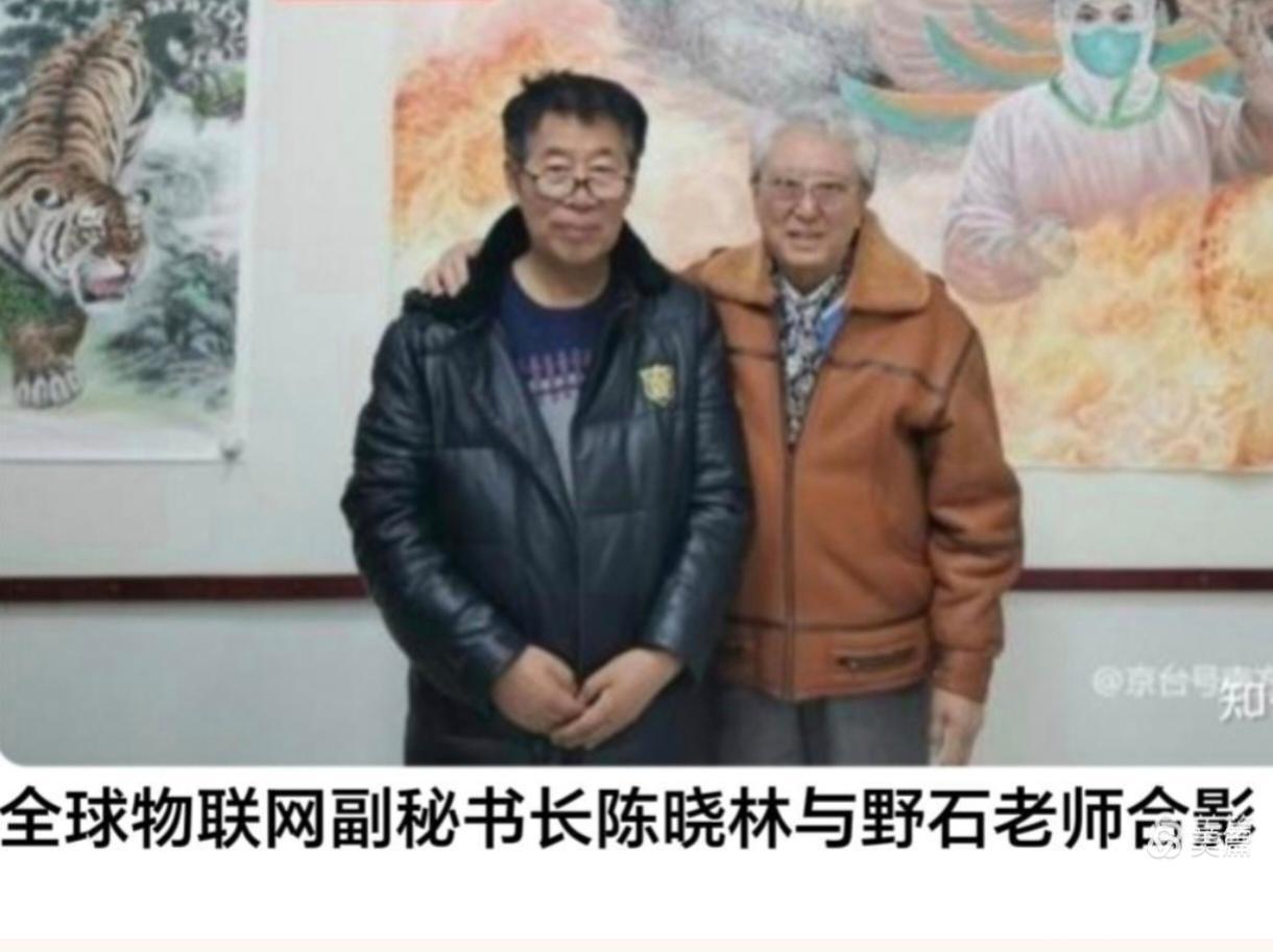 我与书画家们交流艺术合影留念
