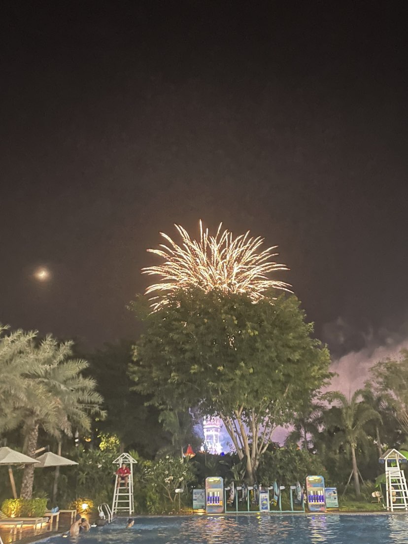 分享一张今晚的夜景，愿每个人都能感受到夜晚的温暖与美好🌹