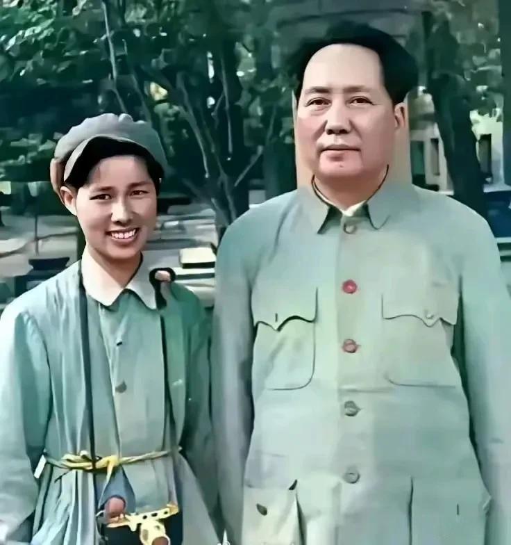 一张老照片，这是一张极其珍贵，极其罕见的老照片，对侯波来说。侯波女士是一位红色摄影家，拍摄了大量的有