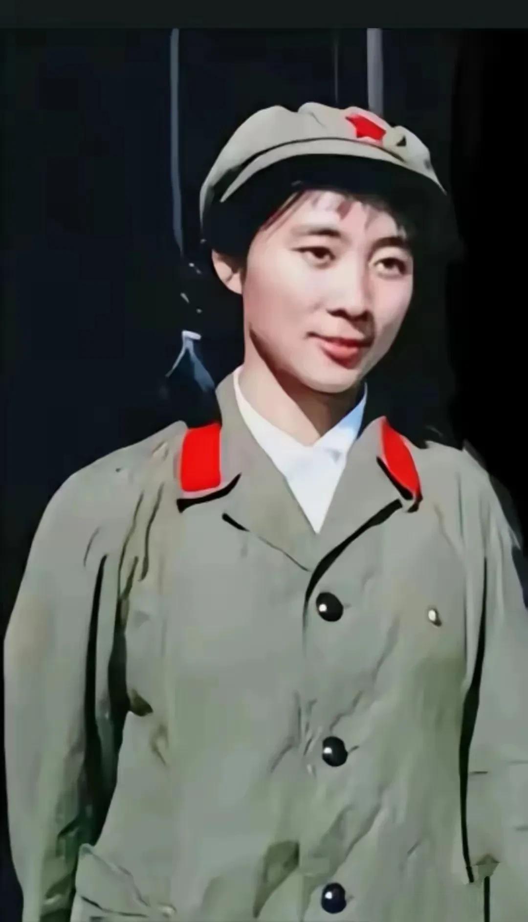 一张老照片，这是年轻时林豆豆留下的一张弥足珍贵的镜头，罕见的画面，温馨的镜头，永远的记忆。古朴中透露
