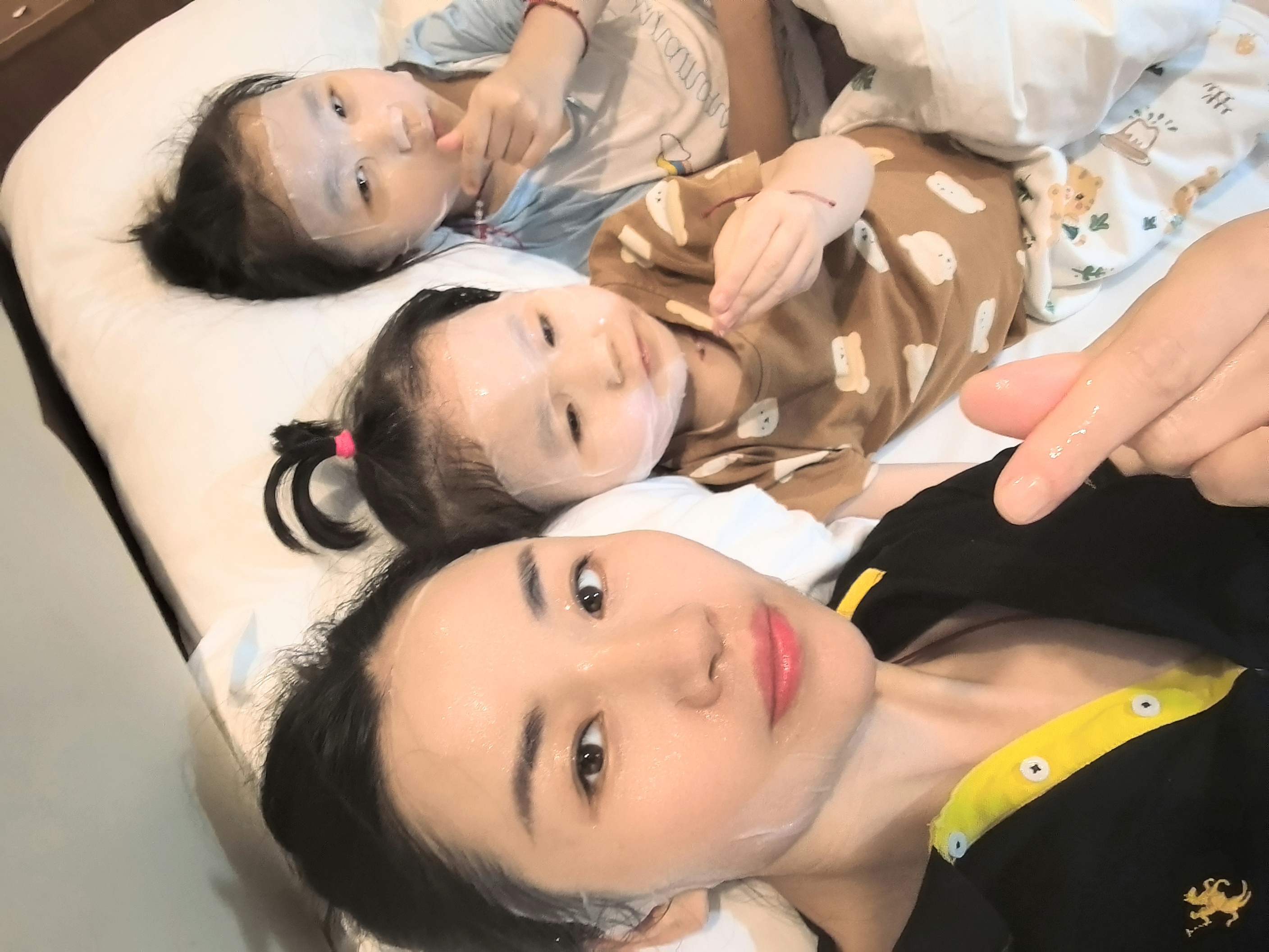 娘三一起面膜敷起，从小美美哒