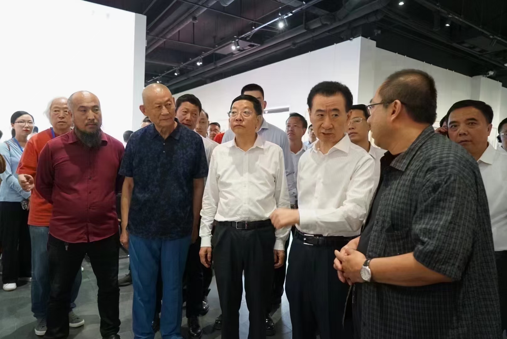 王健林观看画展