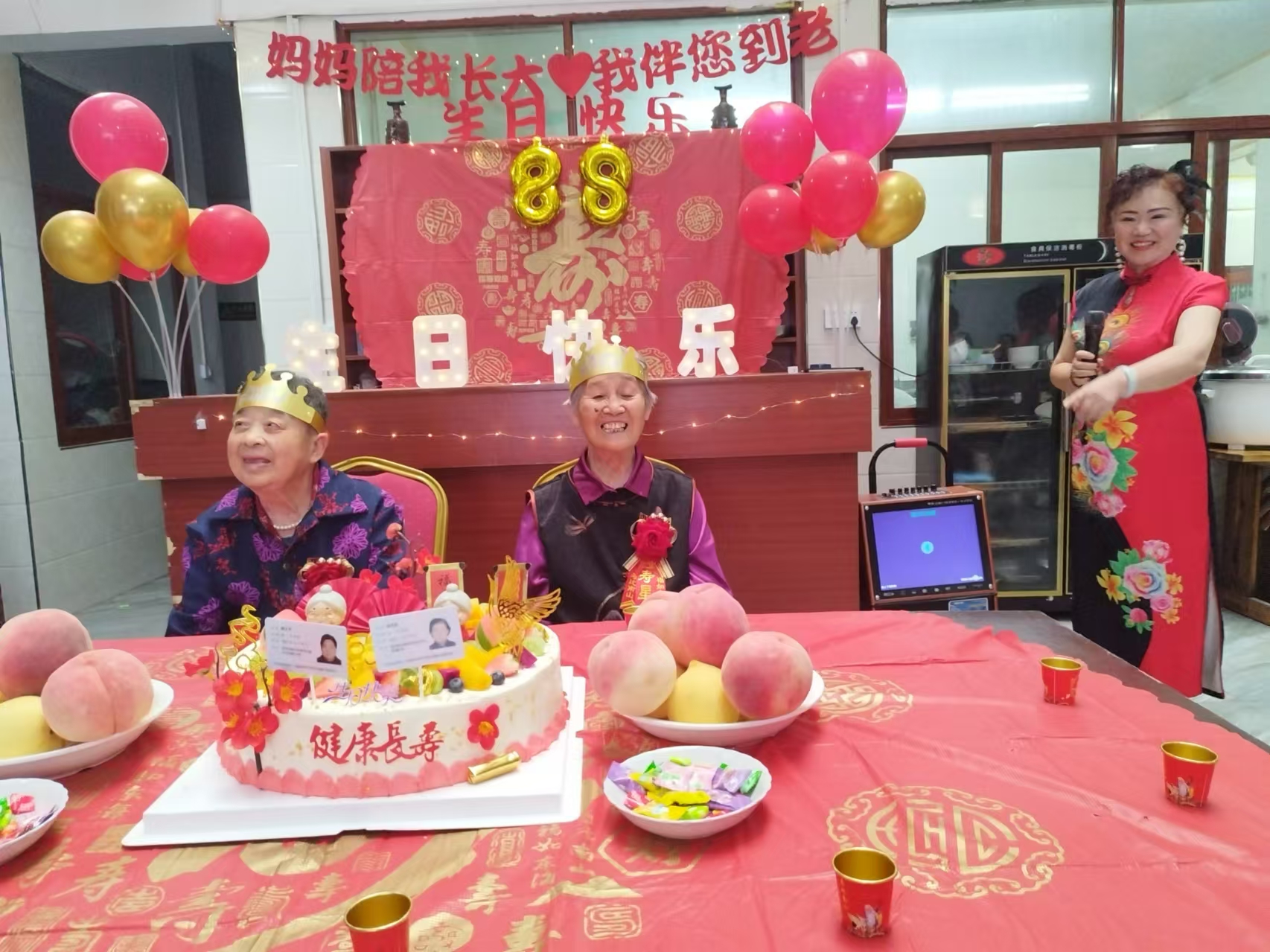 一起避暑的两个婆婆凑巧同年同月同日生，儿女一起为其祝寿！老板给每桌送了一条大烤鱼！大家送了寿桃，一起