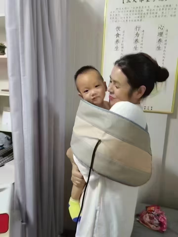 孩子喉咙发炎有痰，超声波探头疏通完毕，腰带包一包[强]
智慧妈妈都是能用绿色疗法处理就不要给孩子吃药