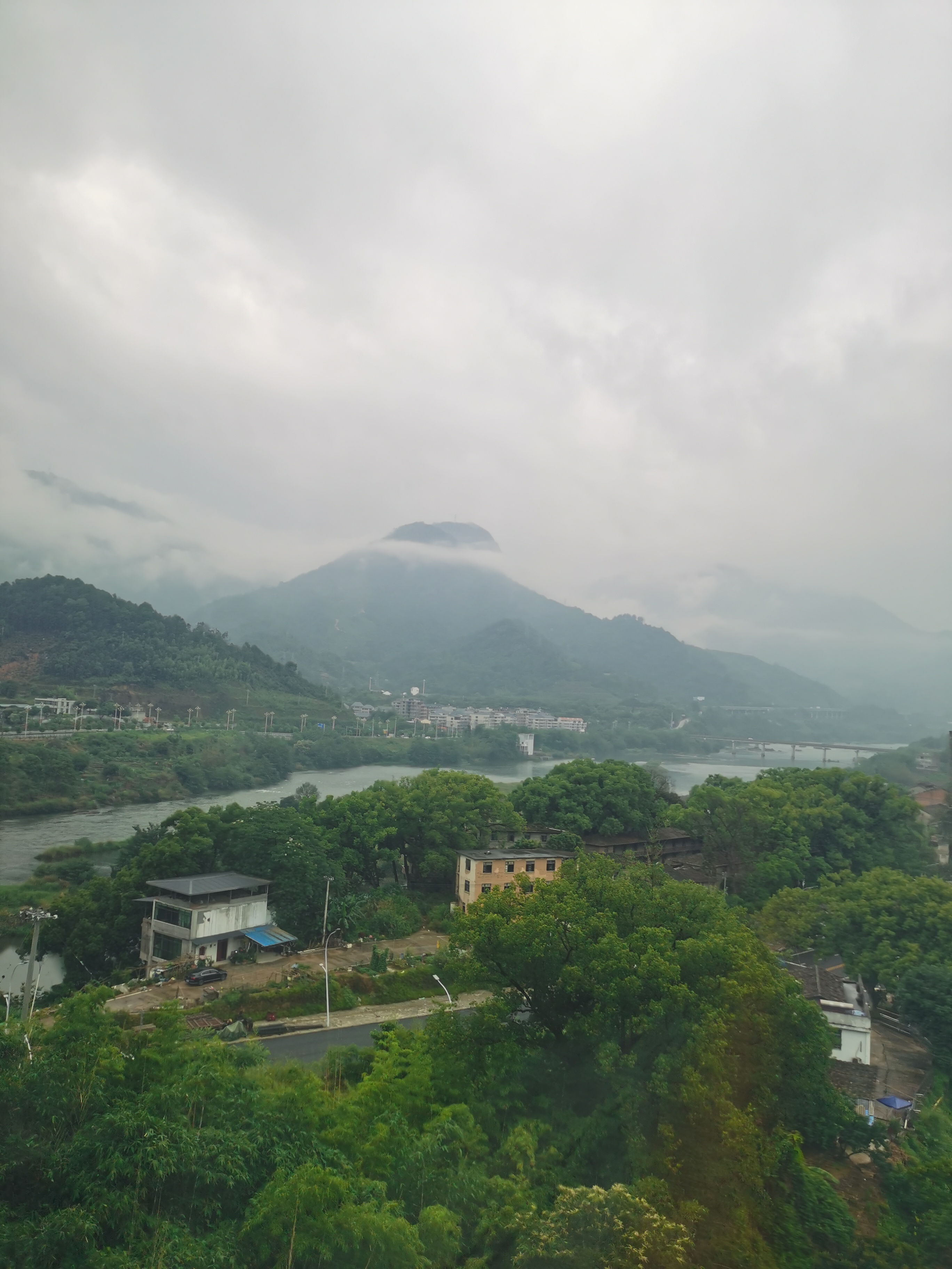 人生如棋，制胜之道不在于几个棋子的得失，而在于占势。不贪一时一地之微利，不在细枝末节纠缠不休，才是制