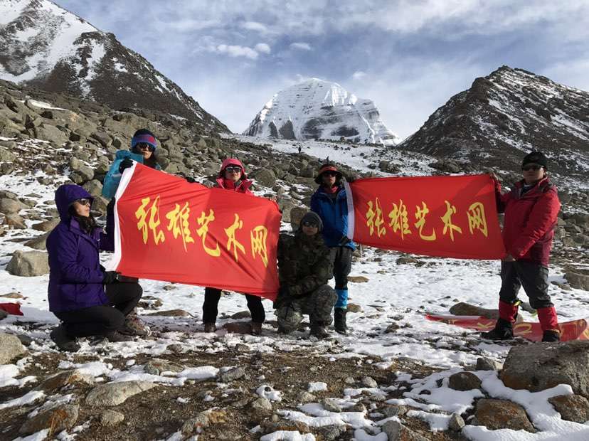张雄艺术网红旗飘扬在珠穆朗玛峰