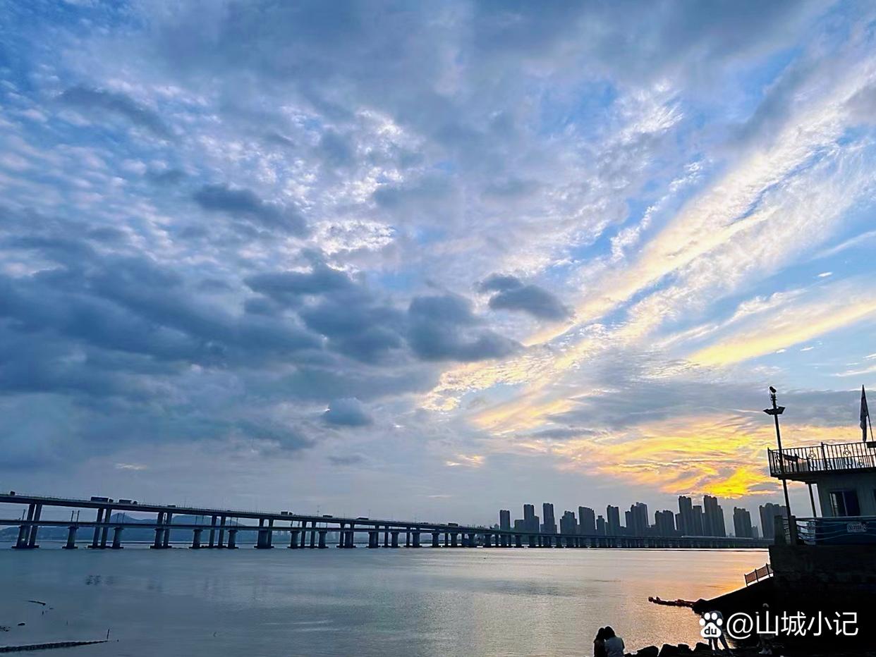 厦门十里长堤，看看日落，听听歌，感受厦门的浪漫！厦门的浪漫，十里长堤占一半。乘地铁一号线到“集美学村