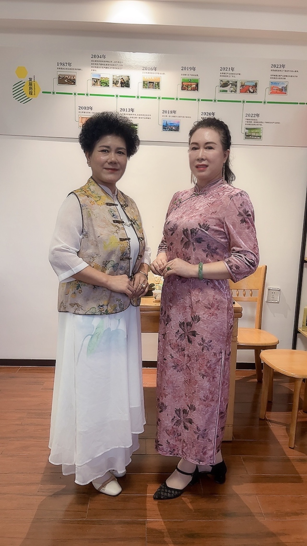 微醺情谊浓，尽兴不伤身。田田集团蜂王浆酒！