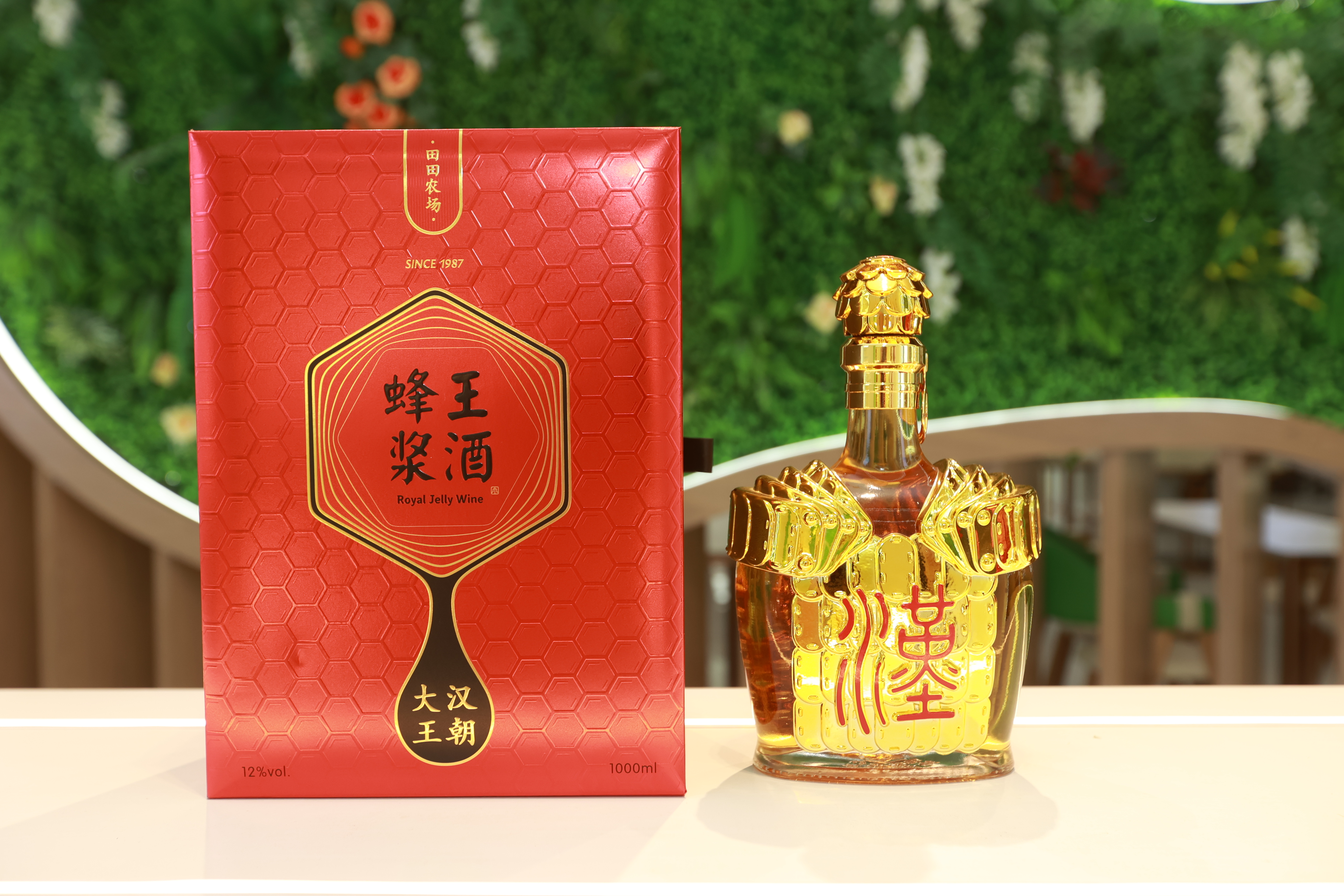 走进田田让生活更甜！田田集团蜂系列产品能有效的调理糖尿病，高血压，痛风等各种疾病，国庆节来临公司特推
