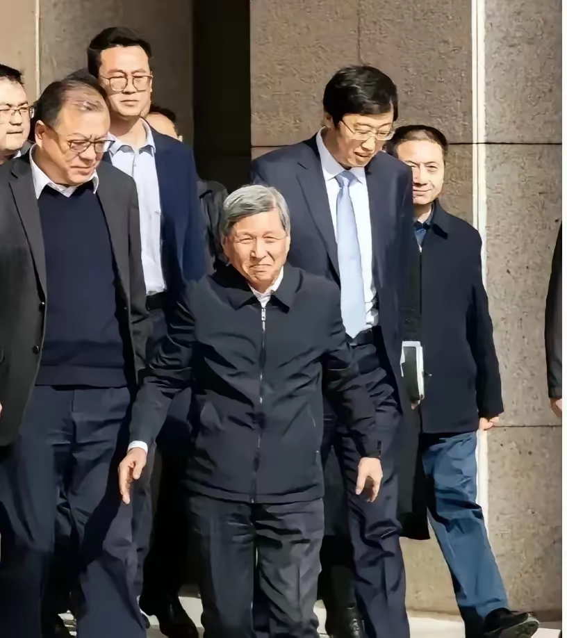 福耀科技大学还没开张，就换了三名校长：
​想想看，这学校连校门都还没正式打开，就已经历了三任校长的更