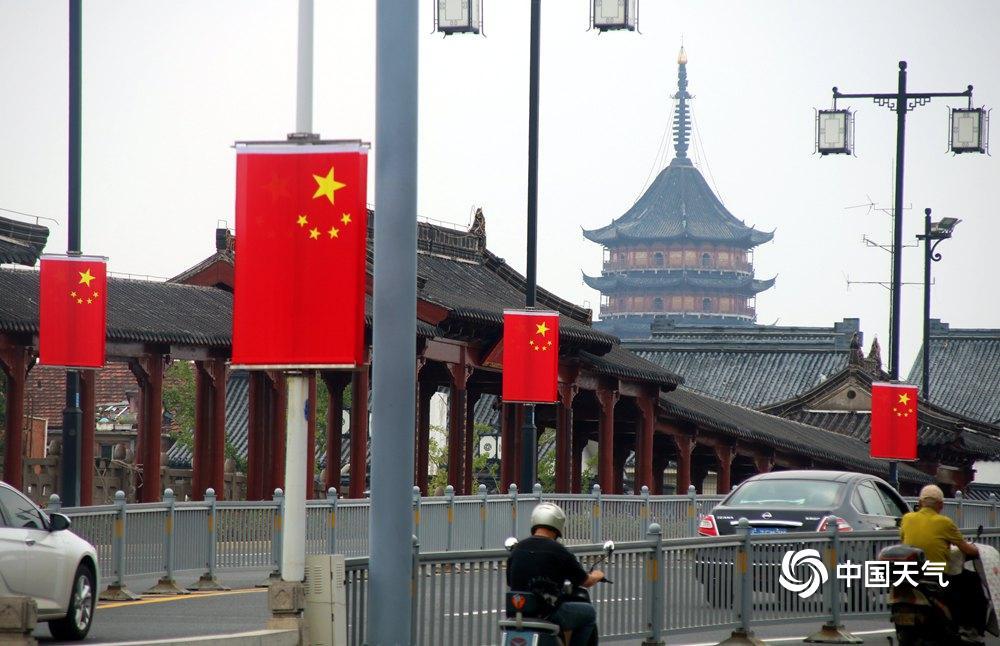 国庆临近，全国各地装扮一新。无论是在首都北京，还是在祖国海疆，满眼都是“中国红”，组成了一道道靓丽的