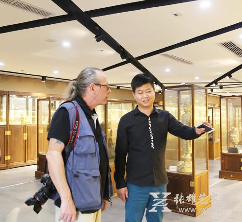 与国外艺术家现场交流
