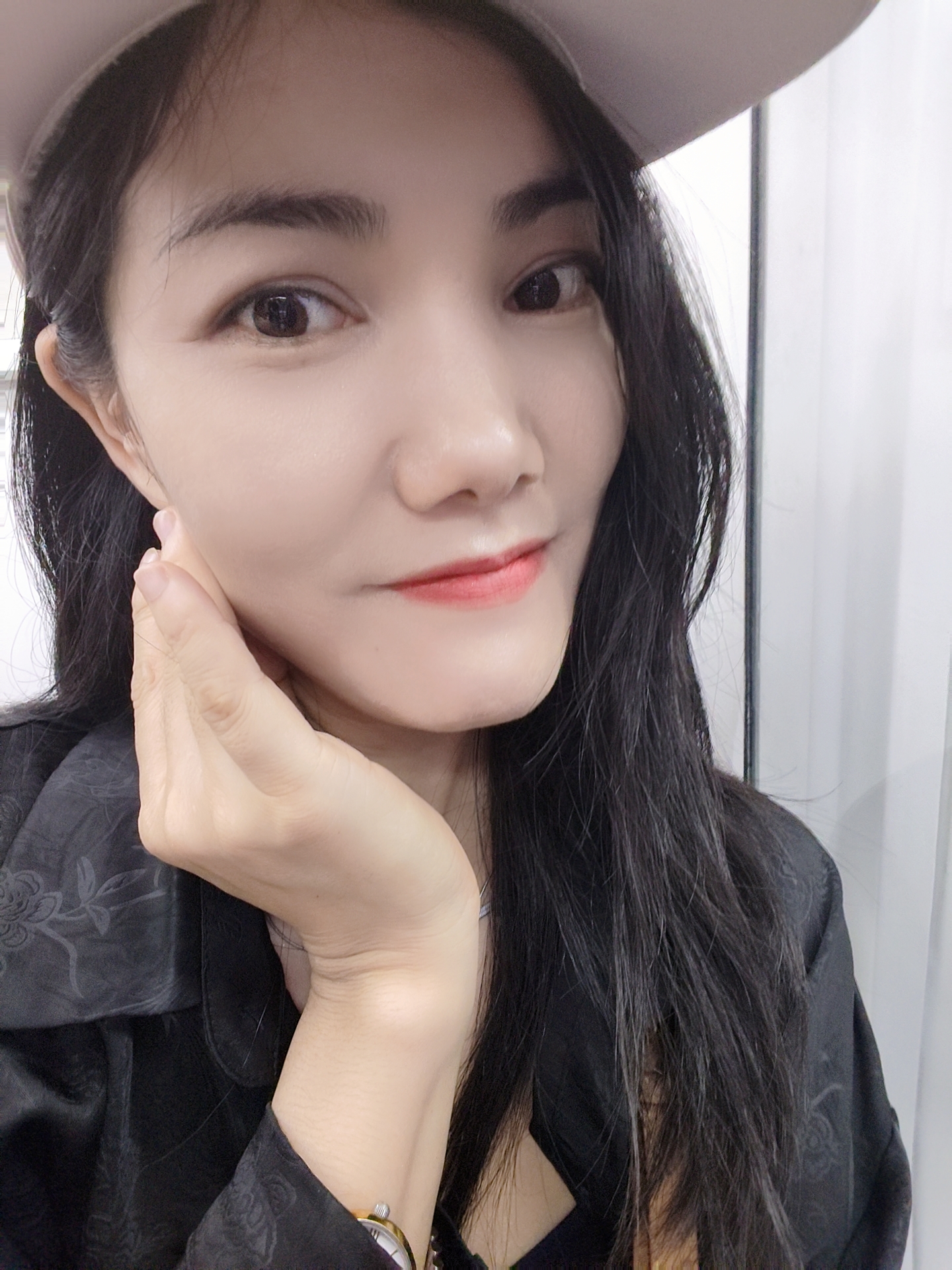 女孩子的快乐很简单 
有副好身材 
有个好心情[微笑]