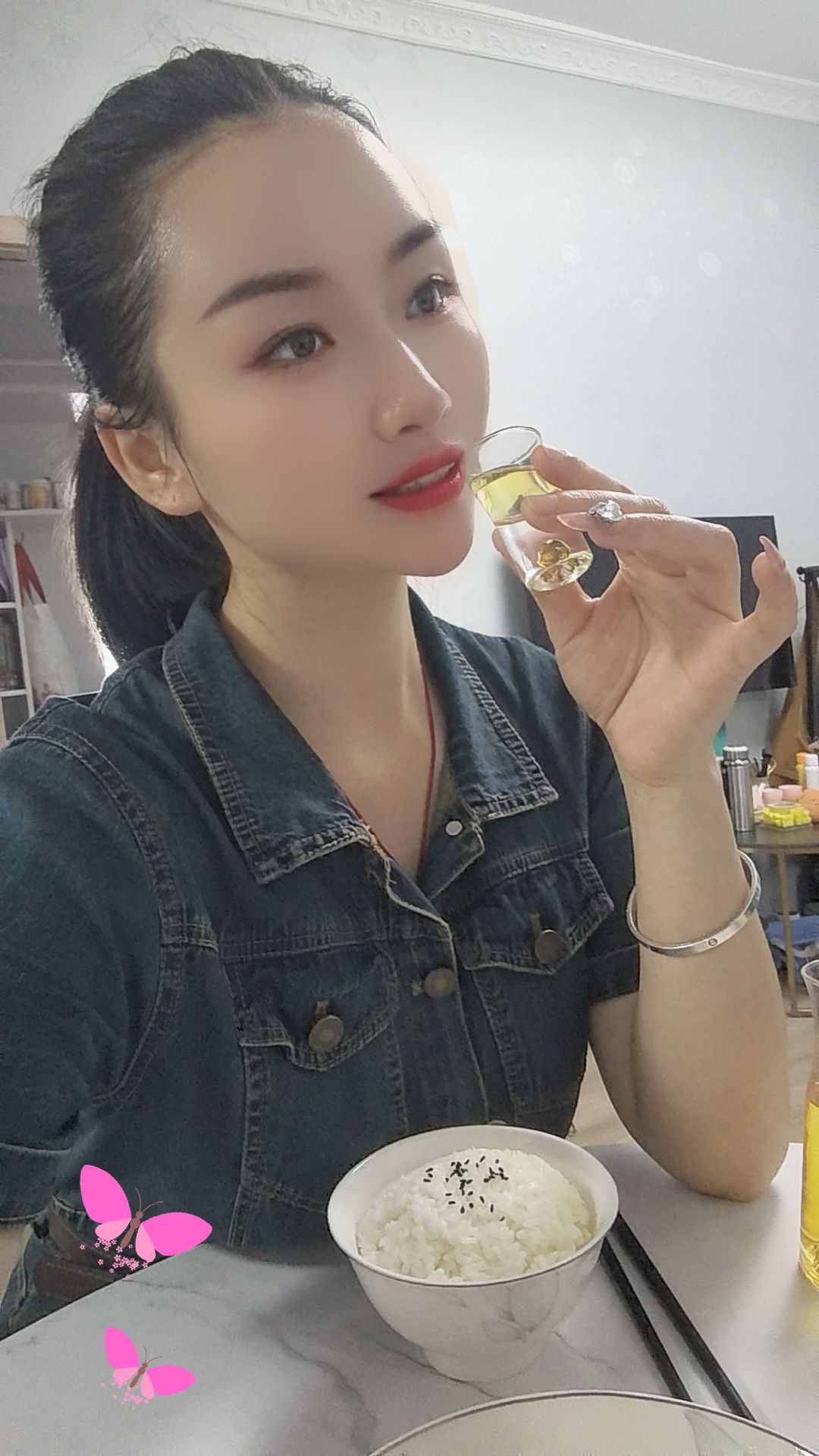 喝蜂王浆酒交好朋友，未来拼的是健康，喝酒就是要尽兴而不伤身的酒，才是最好的酒，喝酒就喝健康酒，喝的寄