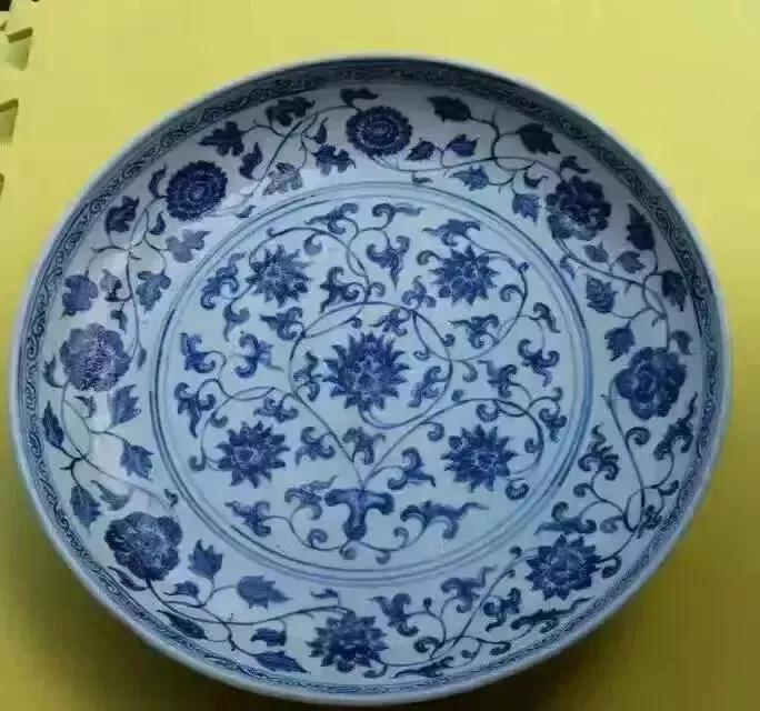 鉴赏明代永乐青花缠枝莲纹大盘，精品呈现，可遇而不可求，百玩不如一件，缘见善者得福！