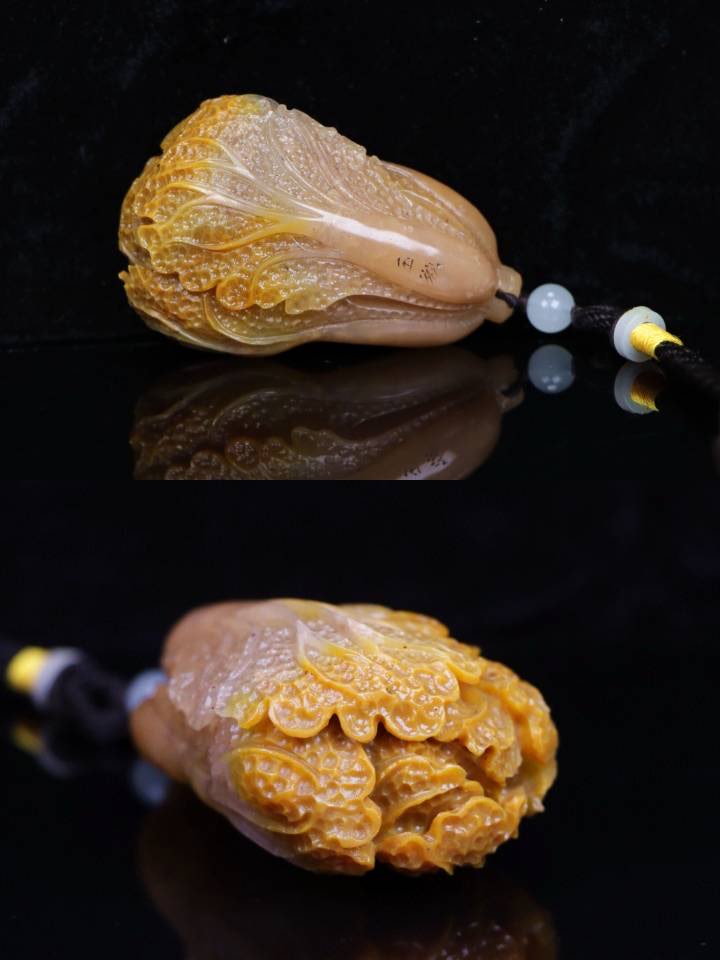 寿山石三色芙蓉石白菜（入百财）手把件
尺寸：84mm54mm37mm
重量：181克