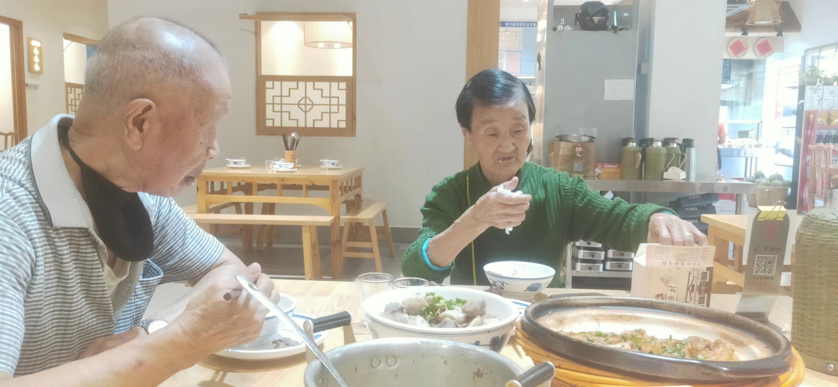 陪伴8O多岁父母吃饭，简单很美好！像我们的即得公司，多么美妙公司名称！👍