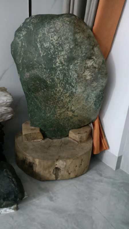 石来运转，财源广进，好运连连，鉴赏新疆和田碧玉籽料（菠菜绿）可遇而不可求，难得一见，缘见善者得福。
