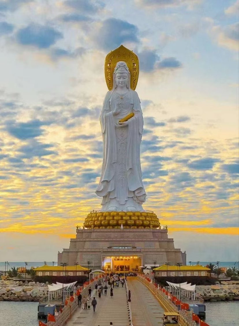 今日农历九月十九，观世音菩萨出家日！在此殊圣之日，愿菩萨保佑众生平安，保佑家人平安吉祥，福寿安康！南