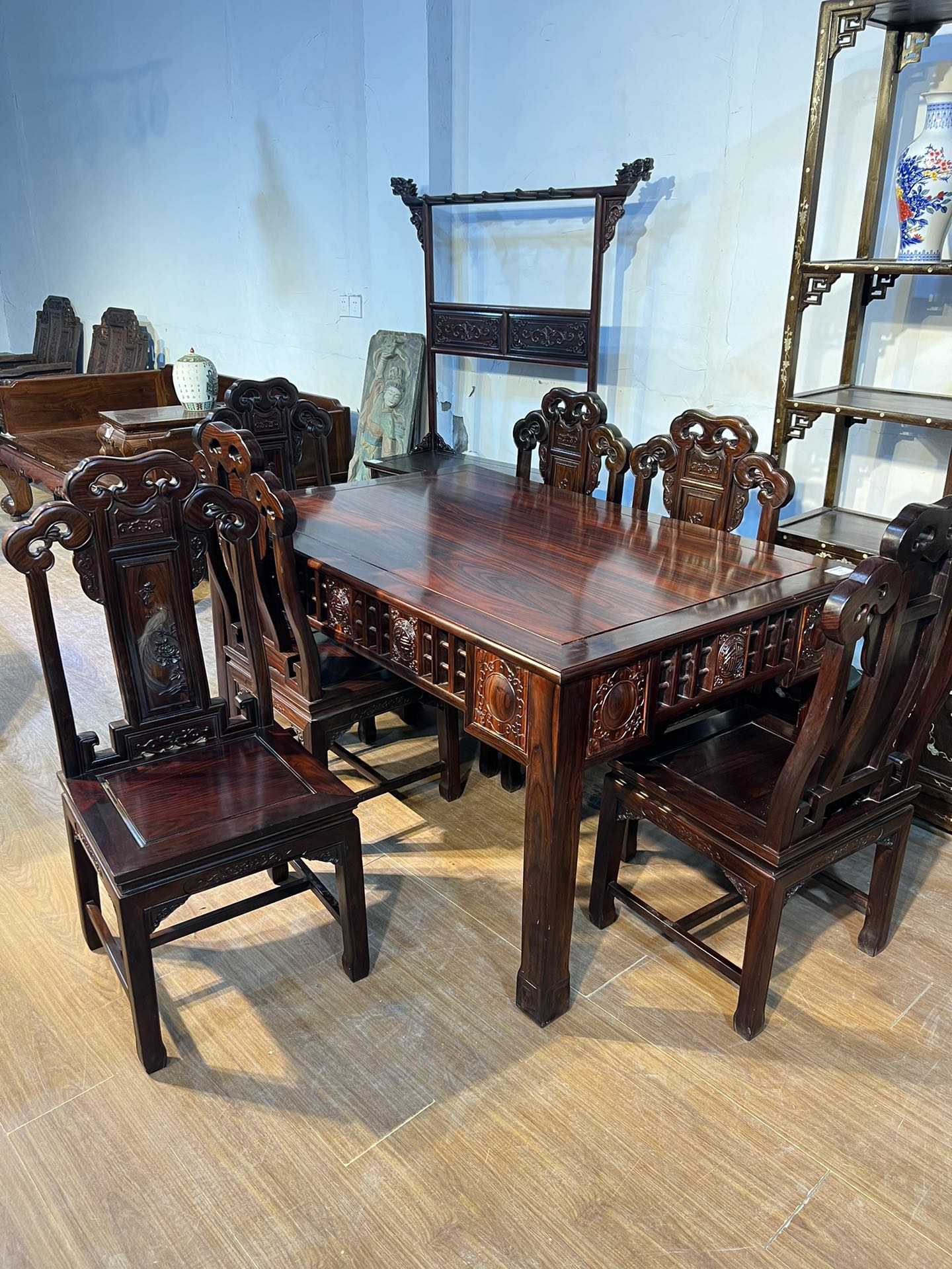 阔叶黄檀 ‖ 餐桌七件套

库存家具 品相好 保存完整！尺寸：桌147×97×78㎝高，椅47×45