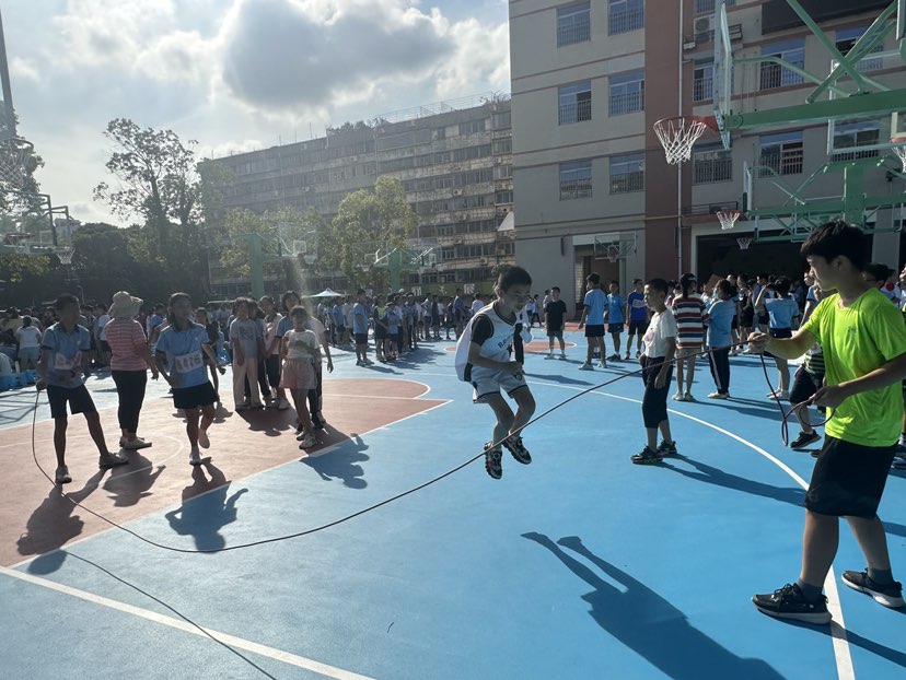 ‌小明骑自行车骑了十公里，但周围的景物始终没有变化，为什么？‌