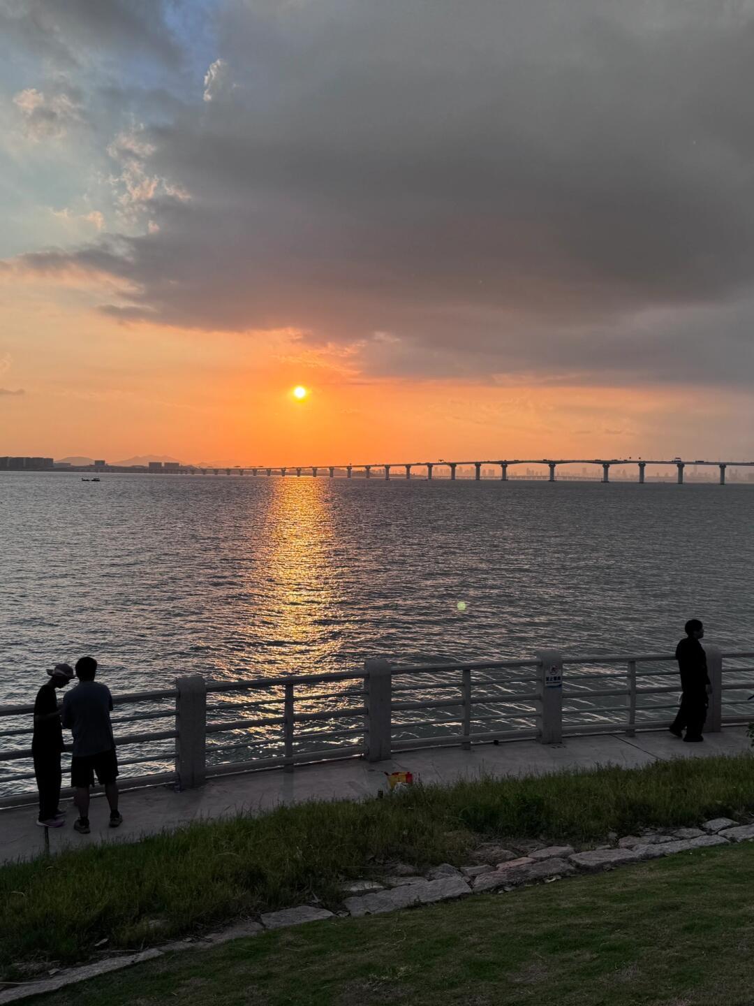 人生最曼妙的风景，竟是内心的淡定与从容。环境不会改变，解决之道在于改变自己。