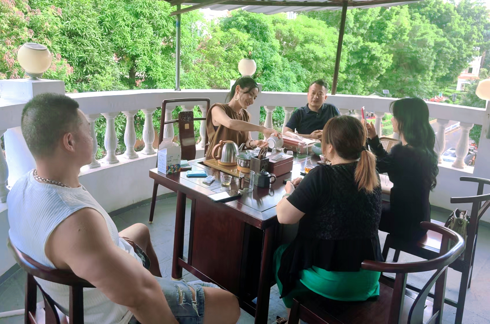 好的运气，不会凭空而来，要么藏在努力里，要么藏在坚持里。为自己的选择负责