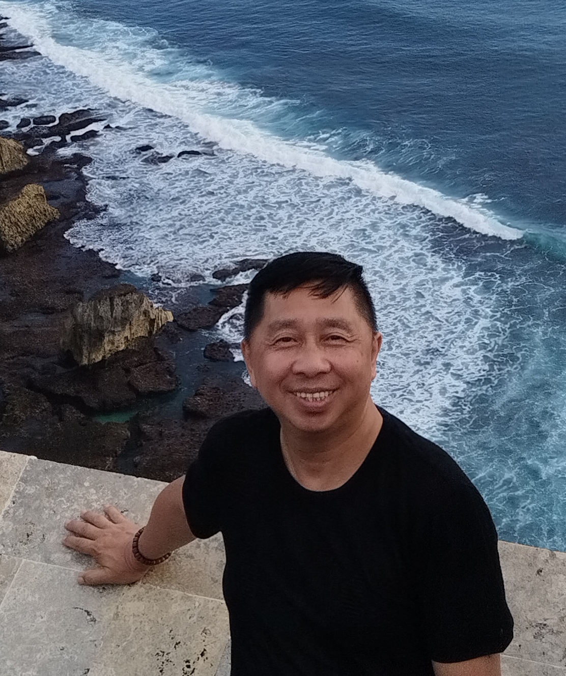 始终相信世界上最稳固的关系：各取所需。朋友圈最终的访客，都是未来的自己。
