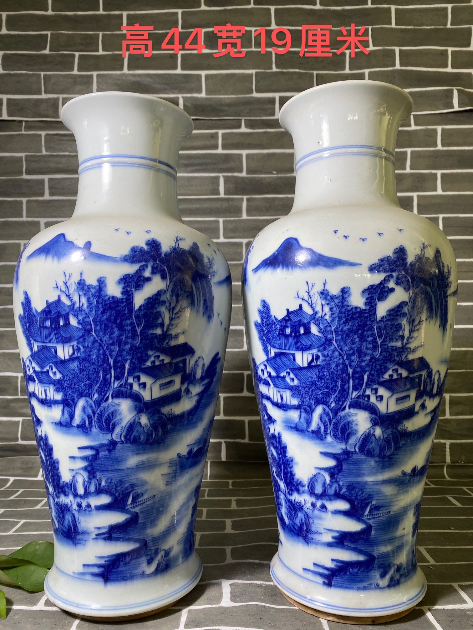 清代手绘青花瓶一对   画工细致  瓷质细腻  品相如图