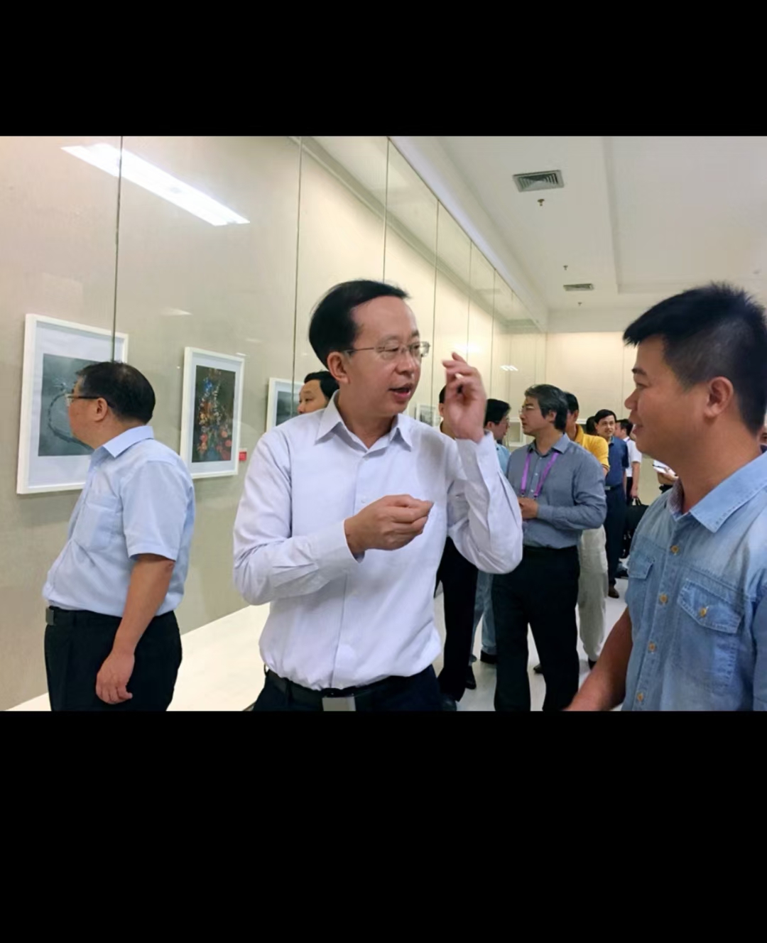 与中国文联书记处书记副主席左中一。在一起互动交流