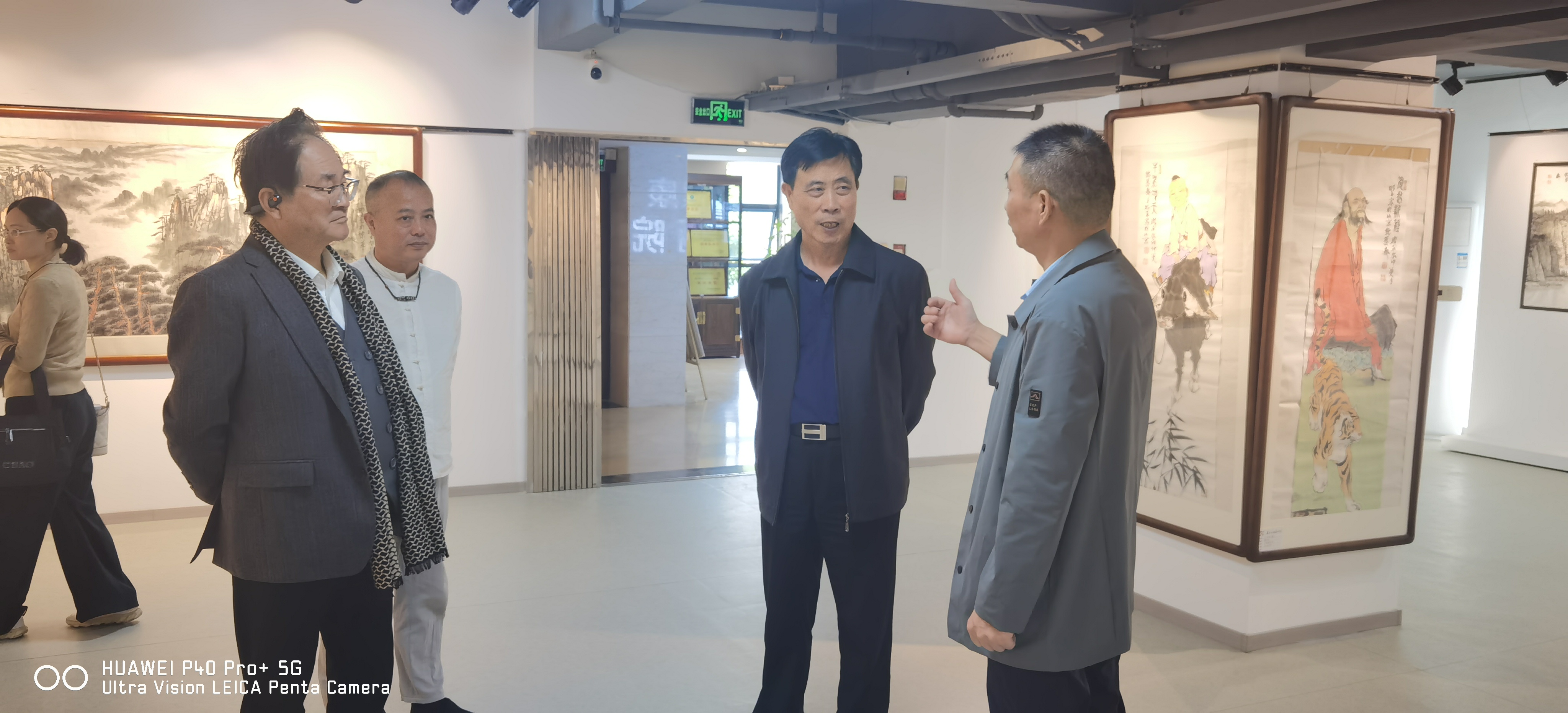 张雄与王碧含少将在张雄书画院交流