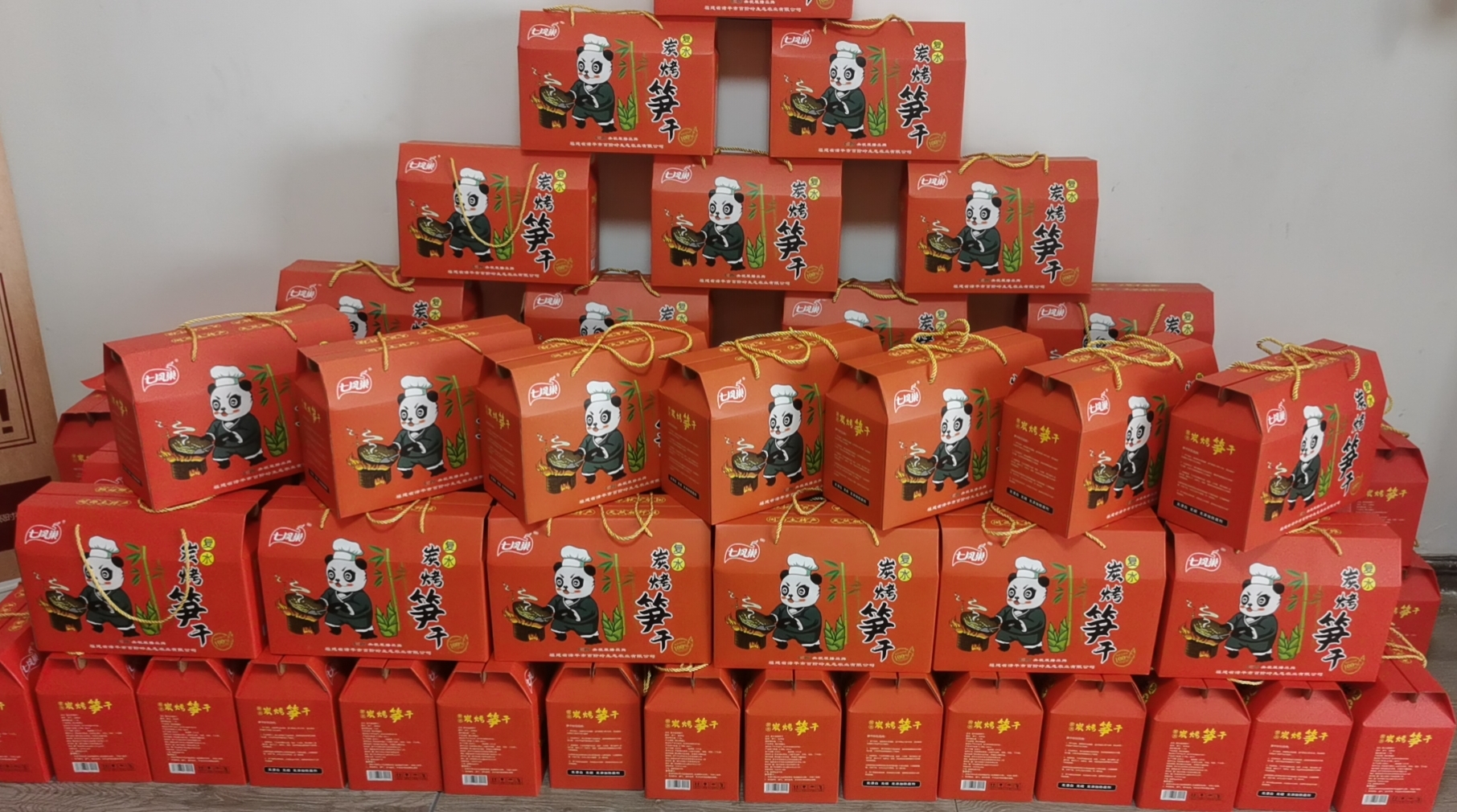 七凤巢炭烧笋干，免泡免切免洗，没有任何添加剂防腐剂，采用的笋尖的部位非常的嫩和脆，营养成份相当高，曾