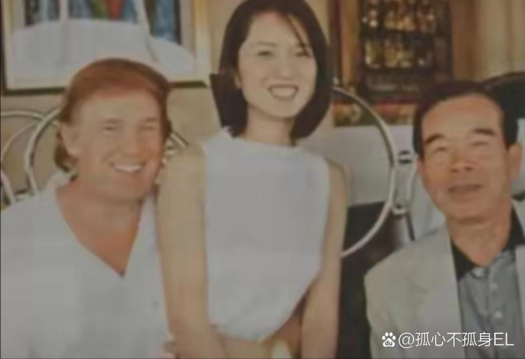 1995年，49岁的特朗普身处香港，怀中抱着一位神秘的中国女人，慵懒的坐在他的腿上。而这位女子的身份
