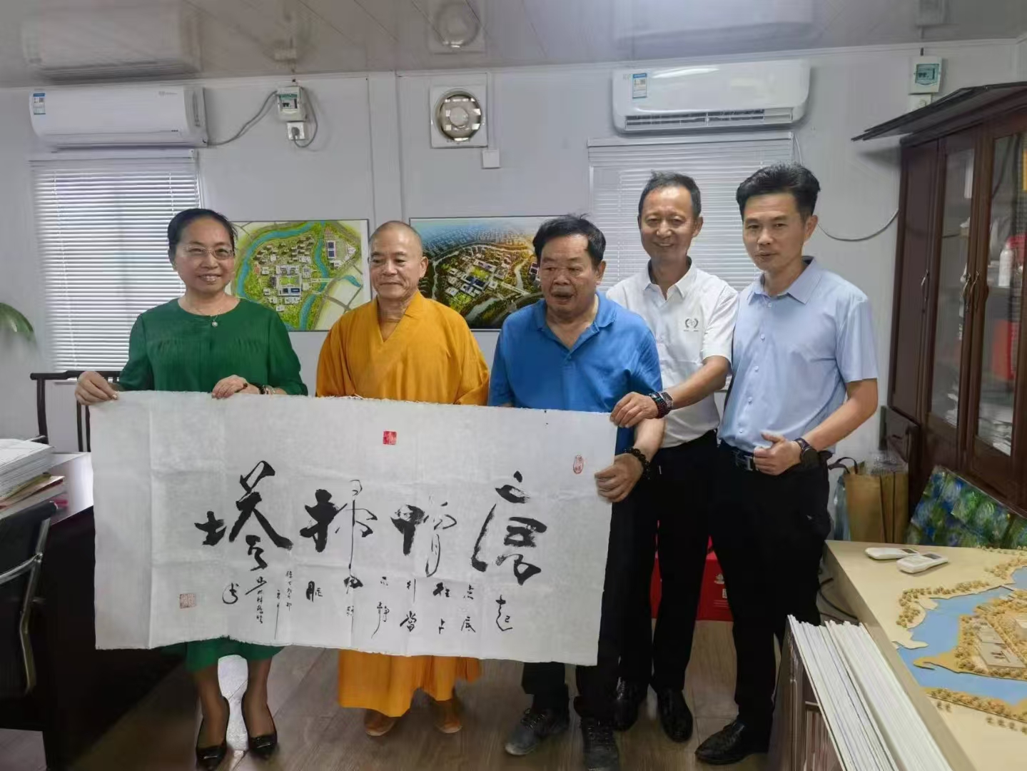 人尽其才物尽其用，共同努力共同富裕。受人之托忠人之事，助人为乐离苦得乐。