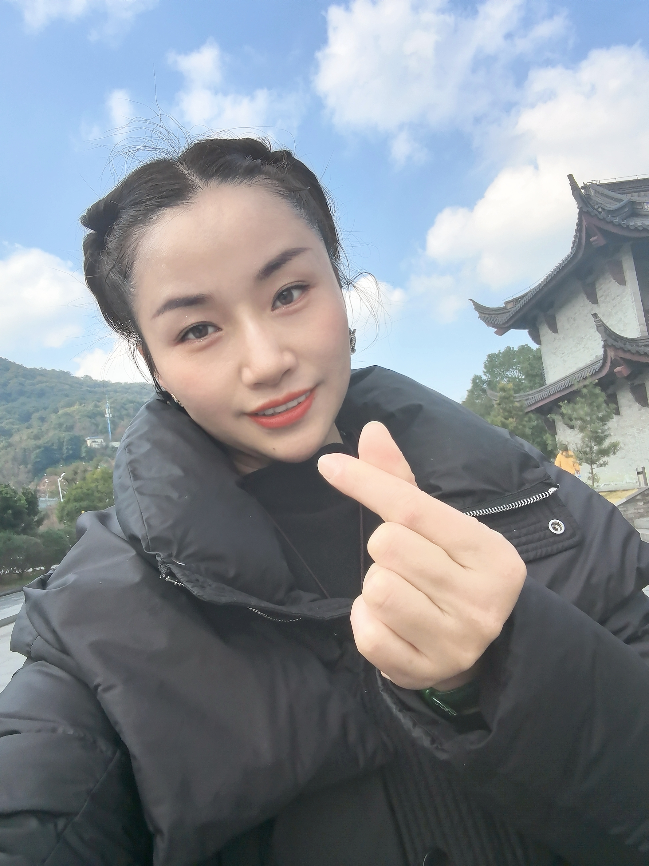 感恩是大爱，是知足，是人修行的一种最高境界。人只要呼吸就要感恩，感恩世界万物，万物皆有灵。