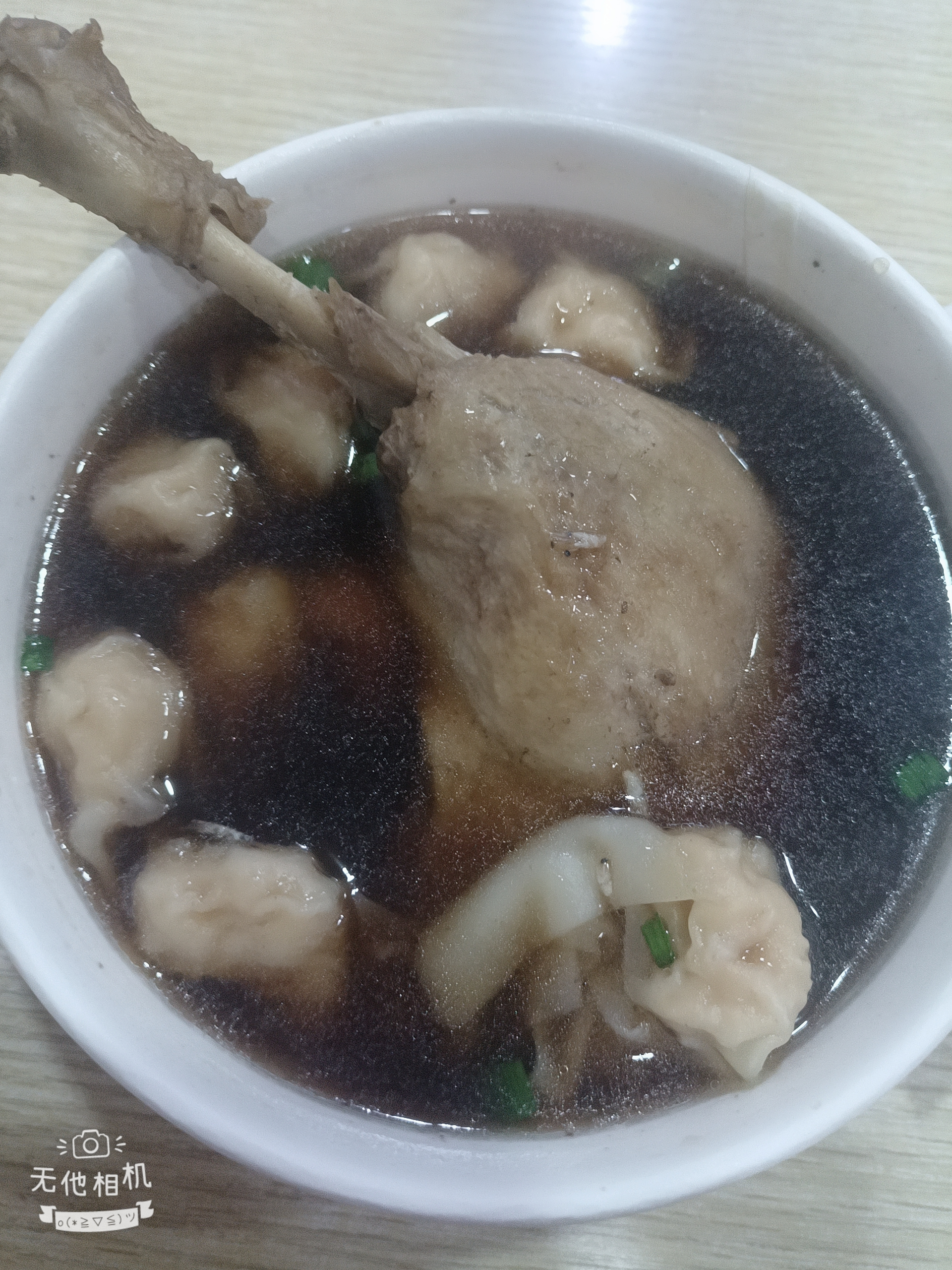 “加班的疲惫，用美食来缓解，肚子饱了，心情也舒畅了。”